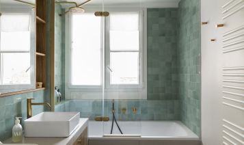 Adopter la couleur dans la salle de bains : où et comment l’intégrer ?